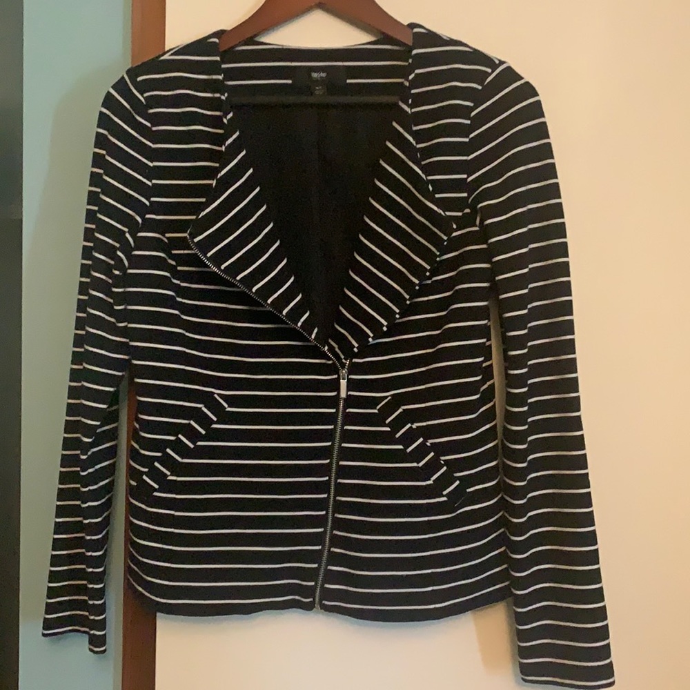 Medium black and white women’s dress jacket/blazer